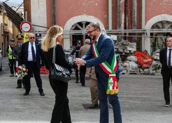 Promuove il made in Italy nel mondo, ma sfila alla Perdonanza con una Chanel XL