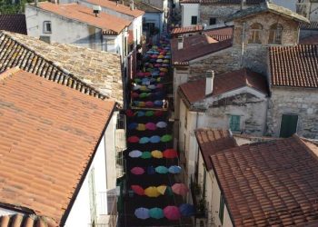 Atmosfera suggestiva, musica e food: torna Manoppello sotto gli ombrelli