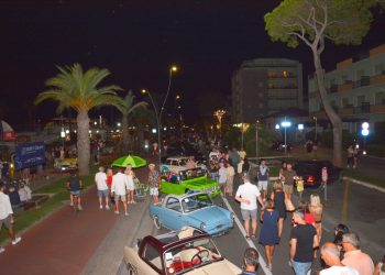 In migliaia al lungomare di Roseto per la mostra di auto e moto d’epoca