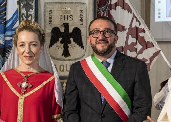 Passaggio di consegne degli emblemi storici della Perdonanza celestiniana