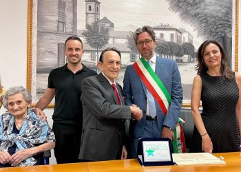 Dino Castorani riceve dal sindaco Nugnes il premio “Amore per l’Abruzzo”