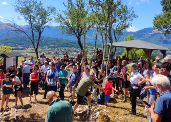 Un fiume di persone per la passeggiata agli scavi archeologici del castello di Preturo