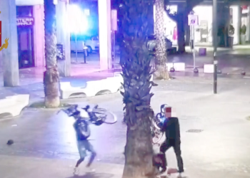 Si picchiano e si lanciano biciclette addosso: denunciati 5 giovani dalla polizia (Video)