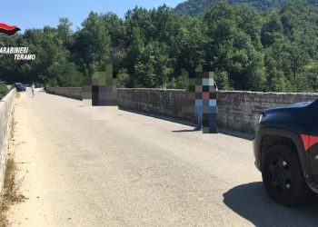 Minaccia di buttarsi da un ponte: salvato dopo ore di mediazione dei carabinieri