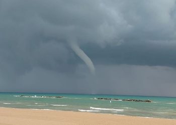 Stupore e paura a Francavilla, una tromba marina si avvicina alla spiaggia: nessun ferito (video)