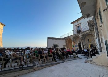 Casalanguida incontra Federico Moccia, decine di persone per lo scrittore e regista