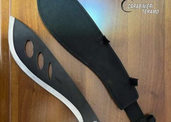 Il cameriere chiede di non far cadere bicchieri e loro lo accoltellano: arrestati due giovani