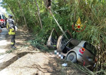 Auto esce di strada e finisce in una scarpata, gli occupanti soccorsi in eliambulanza