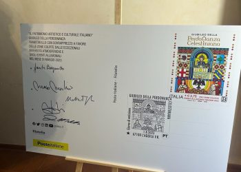 Presentato francobollo dedicato alla Perdonanza: sovrapprezzo a favore delle popolazioni alluvionate dell’Emilia-Romagna