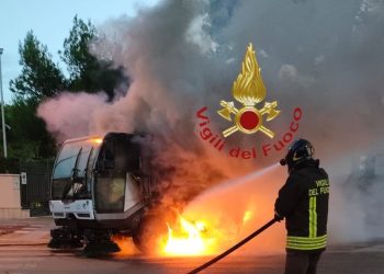 Tragedia sfiorata a Pescara, spazzatrice stradale va a fuoco: autista salvo per miracolo (foto)