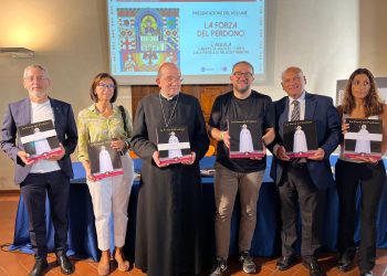 Perdonanza, presentato il fotolibro con gli scatti della visita di papa Francesco all’Aquila