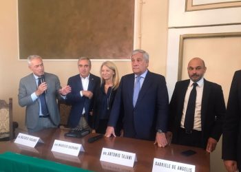 Tenta un blitz durante conferenza di Forza Italia con Tajani: allontanato dalla security