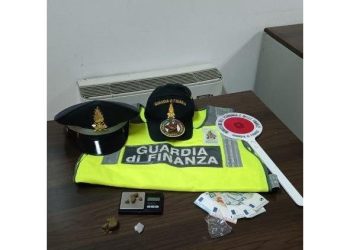 Spacciatore magrebino colto in flagranza dalla Guardia di finanza tenta la fuga sferrando calci