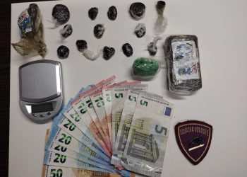 Tenta la fuga in bicicletta con dosi di hashish in tasca: arrestato 17enne
