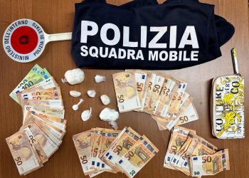 Trovata dalla polizia con droga e contanti non giustificati: 22enne ai domiciliari