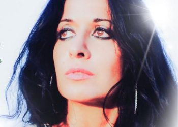 Leda Battisti in concerto a Roseto nella serata illuminata di verde per la lotta alla Sla