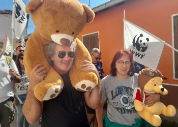 “Un futuro per l’orso”: Pescina scende in piazza in ricordo di Amarena (Fotogallery)