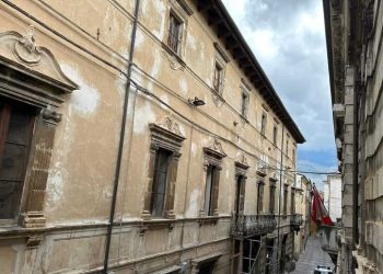 Palazzo Mazara nel degrado, l’inquilino-avvocato dell’edificio storico chiama in giudizio Comune di Sulmona