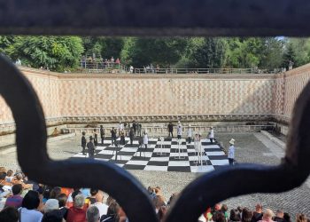 Una partita a scacchi vivente inaugura la maratona del jazz italiano all’Aquila