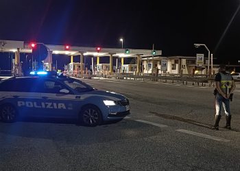 Bilancio dei controlli della polizia, patenti ritirate e punti tolti: un centauro non si ferma all’alt