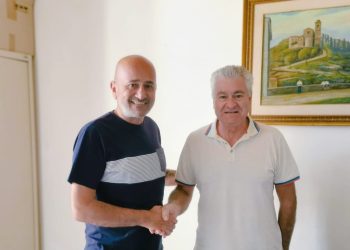 Il sindaco Rocco Micucci saluta il dipendente Giovanni D’Amore che va in pensione