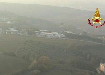 Esplosione fabbrica, lo sgomento del proprietario e del sindaco: si attende l’arrivo degli artificieri