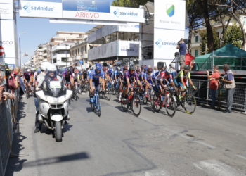 La maglia azzurra degli abruzzesi Ciccone e Cataldo illumina il Trofeo Matteotti