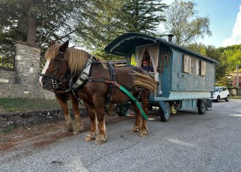Dalla Francia con roulotte trainata da cavalli: Kristen e Pierangelo fanno tappa nell’Aquilano (Video)