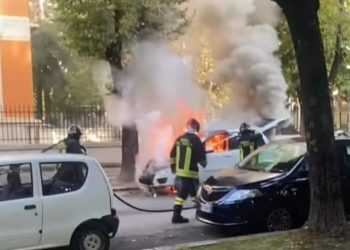 Macchina parcheggiata va a fuoco vicino al parco giochi, tragedia sfiorata (video)