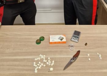 Commesso in un supermercato spaccia droga fuori dal negozio, trovato con la cocaina nelle mutande