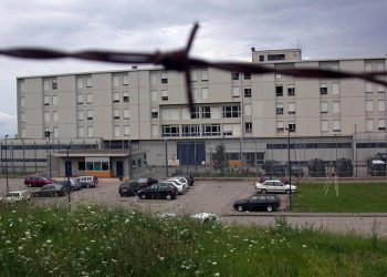 Detenuto va in escandescenza, distrugge la cella e appicca un incendio: paura al Castrogno