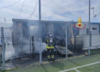 Scoppia un incendio a un container adibito a centro ricreativo: domate le fiamme (Video)