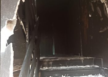 Incendio in un palazzo, intervengono i vigili del fuoco: edificio evacuato