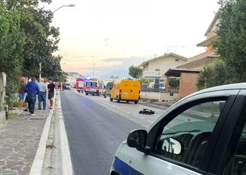 Giovane centauro si schianta sull’asfalto e muore sul colpo