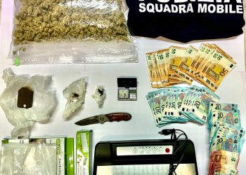 Detenevano sostanze destinate allo spaccio: arrestati un 19enne e un 16enne