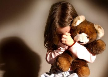 Bambina tolta alla madre per abusi da parte del compagno 43enne