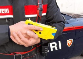 Carabinieri dell’Aquila utilizzano un taser per difendere una donna aggredita