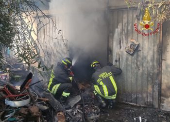 Accende la motosega e si scatena un rogo nella rimessa, lo salvano i Vigili del fuoco