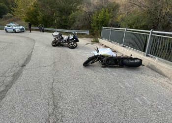 Schianto mortale sulla provinciale per Campotosto, perde la vita un motociclista: due persone ferite
