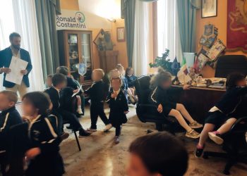 I bambini della Scuola Bambin Gesù “invadono” festosamente la stanza del Sindaco Jwan Costantini