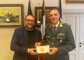 Il sindaco Biondi saluta il generale della Finanza Castrignanò alla fine del suo servizio