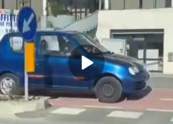 Sfreccia con l’auto sulla pista ciclabile, il video diventa virale (Video)