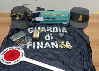 A spasso per le vie della città con 100 grammi di hashish in tasca: 30enne nei guai