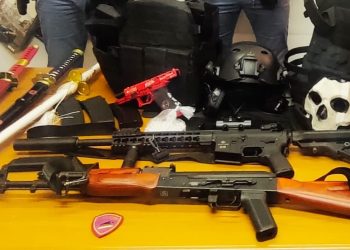 A volto coperto brandiscono fucili softair e katane davanti a una scuola, denunciati 3 diciottenni