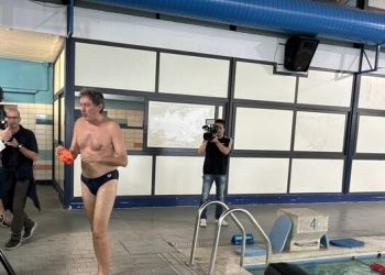 Riaprono Le Naiadi, tuffo in piscina del presidente Marsilio