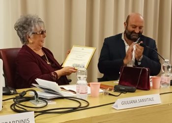 Omaggio alla scrittrice Sanvitale: l’assessore Giorgini le consegna una pergamena