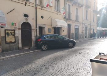 Una vettura si sfrena e investe due donne sul marciapiede, paura a Sulmona