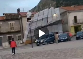 Paura a Trasacco, crolla l’impalcatura di un’abitazione: tragedia sfiorata (video e fotogallery)