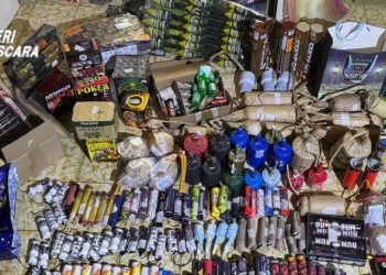 Vicini spaventati da continui scoppi chiamano i carabinieri, in casa oltre 100 chili di esplosivi