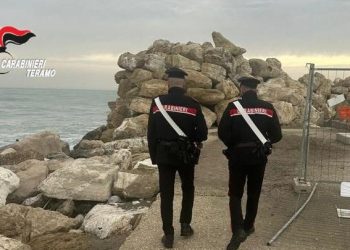 Carabiniere eroe si arrampica sulla scogliera e salva una ragazza che voleva gettarsi in mare